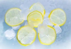 Eiswürfel werden zerkleinert - es entsteht Crushed Eis