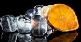 Eiswürfel und Zitrone - oft wichtig für einen guten Drink