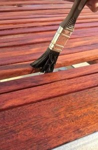 Das Holz muss richtig vorbehandelt werden, um Langlebigkeit zu gewährleisten